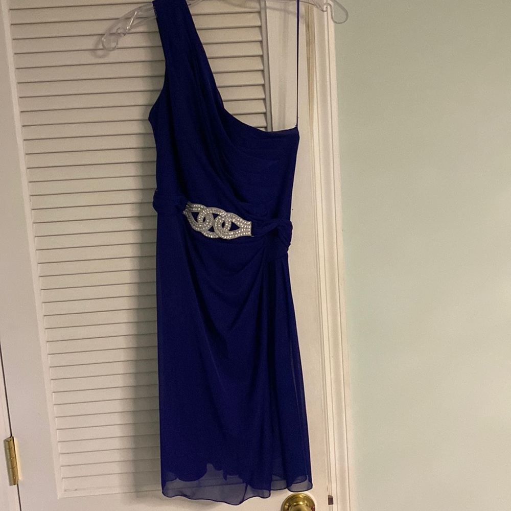 It’s only been worn once! Designed with a sparkly (chain- like design).